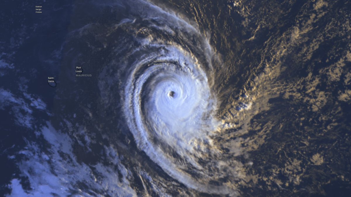 Cyklón Horacio prudce zesílil. Jako první letos dosáhl nejvyšší páté kategorie